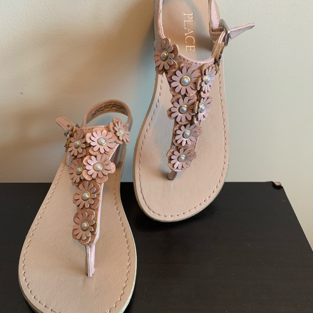 Toddler girls sandals with flower embellishments